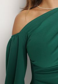 Born2be - Zielona Asymetryczna Sukienka Maxi z Bufiastymi Rękawami i Marszczeniami Solaia. Kolor: zielony. Typ sukienki: asymetryczne. Długość: maxi #7