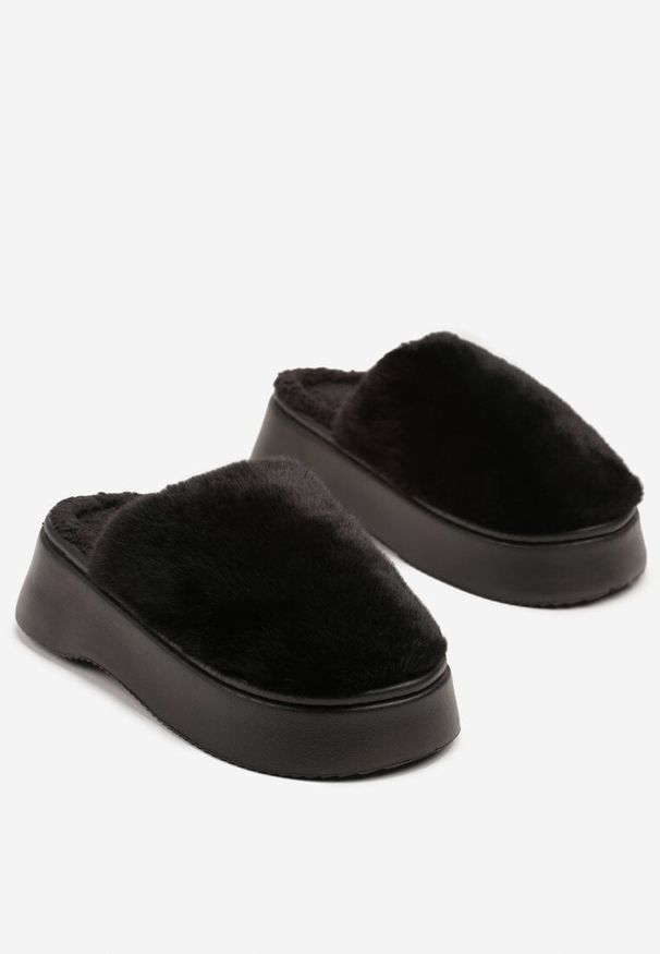Born2be - Czarne Kapcie Futerkowe Vices na Grubej Podeszwie Rivavia. Okazja: do domu, na co dzień. Kolor: czarny. Materiał: satyna, futro, jeans. Wzór: aplikacja. Styl: casual