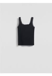 Reserved - Top z koronkowym wykończeniem - czarny. Kolor: czarny. Materiał: koronka