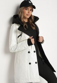 Born2be - Biała Kurtka Płaszcz z Kapturem Dwurzędowa z Paskiem w Talii Eriviana. Okazja: na co dzień. Typ kołnierza: kaptur. Kolor: biały. Materiał: jeans. Styl: klasyczny, casual, elegancki #4