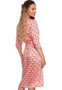 MOE - Satynowa sukienka kopertowa z dekoltem V i wiązaniem różowa. Okazja: na wesele, na imprezę, na ślub cywilny. Kolor: różowy, beżowy. Materiał: satyna. Typ sukienki: kopertowe #2