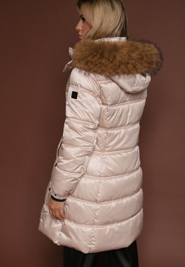 Renee - Beżowa Pikowana Kurtka o Długim Fasonie z Odpinanym Kapturem z Futerkiem Fenalda. Okazja: na spacer. Kolor: beżowy. Materiał: futro. Długość: długie. Styl: elegancki