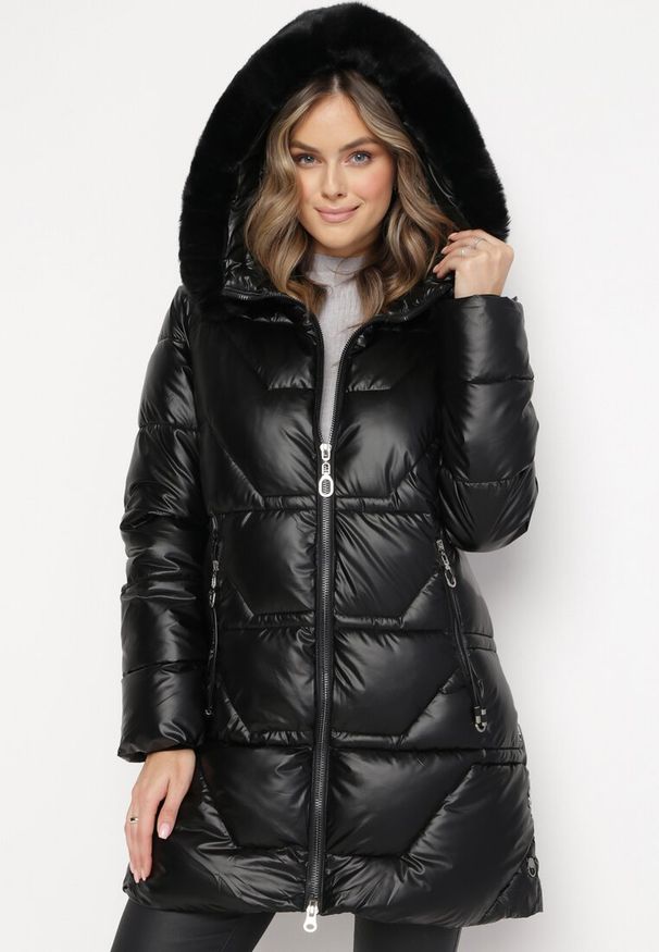 Born2be - Czarna Pikowana Kurtka z Kapturem i Futerkiem Sahria. Okazja: na co dzień. Typ kołnierza: kaptur. Kolor: czarny. Materiał: futro. Sezon: zima. Styl: klasyczny, casual, elegancki