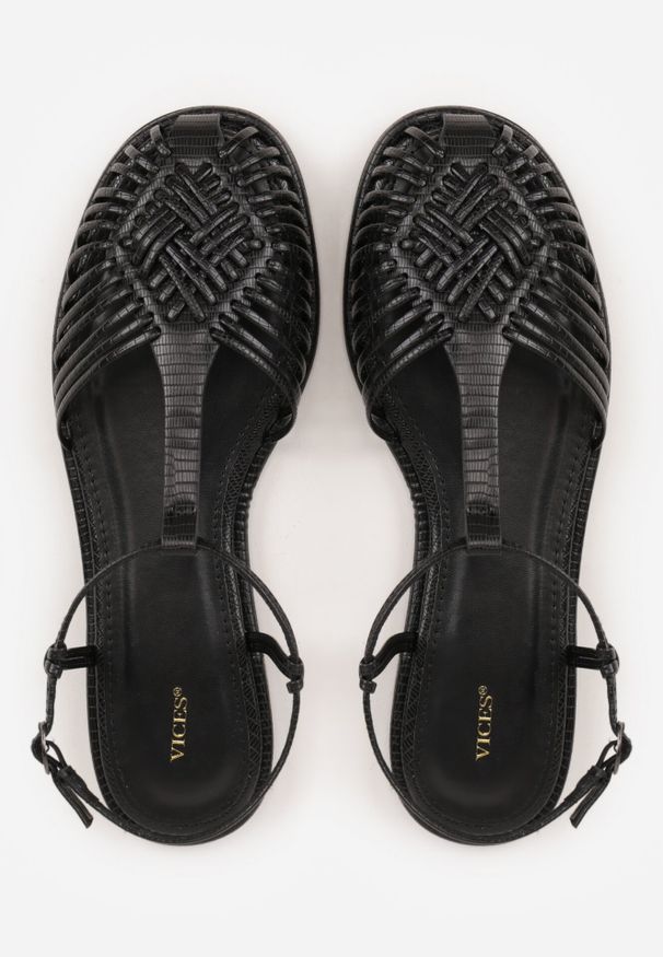 Born2be - Czarne Płaskie Sandały VICES z Paskiem w Kształcie T i Zakrytym Noskiem Ciradyl. Okazja: na co dzień, do pracy, na spotkanie biznesowe. Zapięcie: pasek. Kolor: czarny. Materiał: jeans, len. Styl: casual, biznesowy