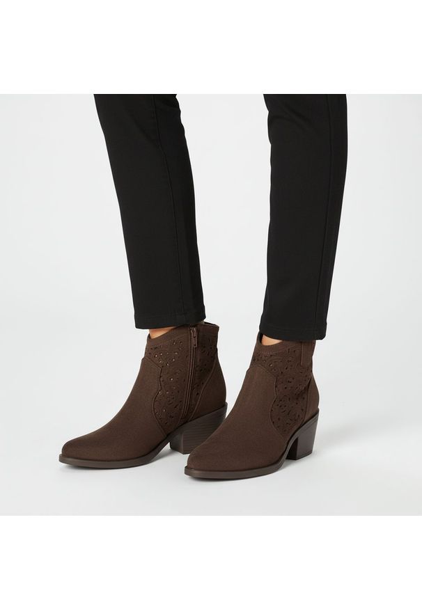 Botki damskie S.Barski, cholewka materiałowa ażurowa niski obcas lekka forma, brązowe, HY61-8009. Okazja: na co dzień. Kolor: brązowy. Materiał: materiał. Szerokość cholewki: normalna. Wzór: ażurowy. Obcas: na obcasie. Styl: casual, elegancki, klasyczny. Wysokość obcasa: niski