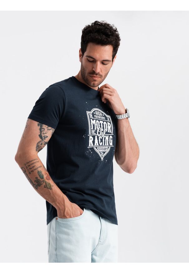 Ombre Clothing - T-shirt męski z nadrukiem w stylu motocyklowym – granatowy V4 - Rozmiar: M. Okazja: na co dzień. Kolor: niebieski. Materiał: materiał, bawełna. Wzór: nadruk. Styl: elegancki, casual, klasyczny