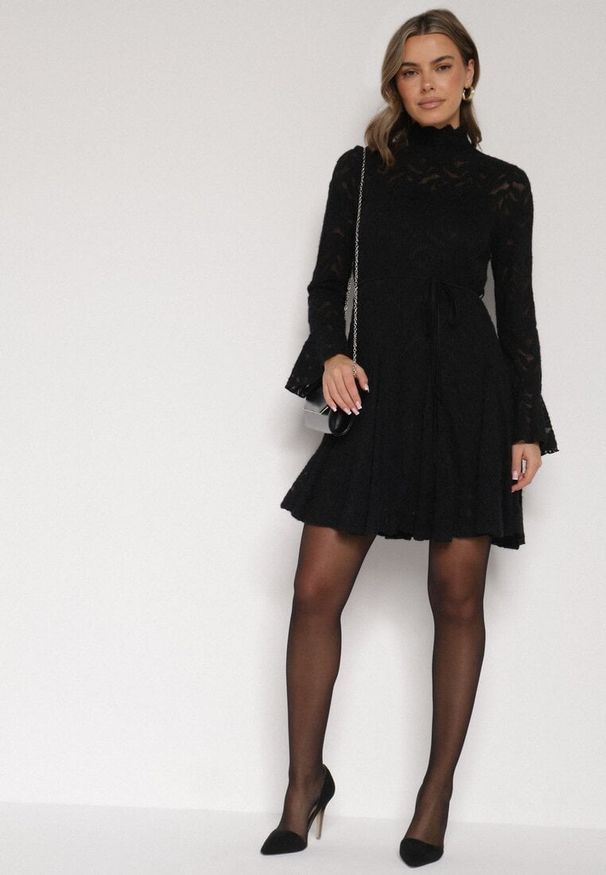 Born2be - Czarna Koronkowa Sukienka z Wiązaniem Półgolfem i Falbankami Alnefera. Okazja: na co dzień. Typ kołnierza: kołnierz z falbankami. Kolor: czarny. Materiał: koronka. Długość rękawa: na ramiączkach. Styl: casual, klasyczny