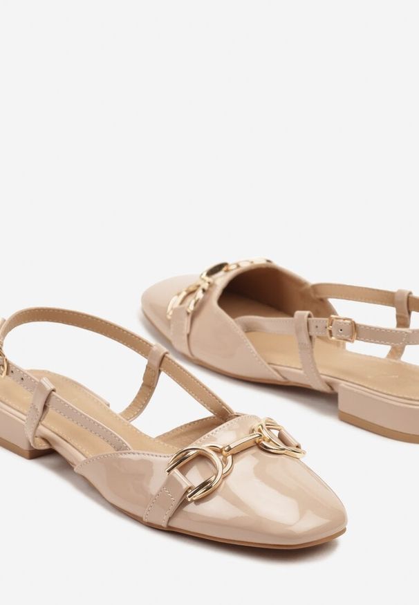 Renee - Beżowe Sandały Lakierowane Slingback Ozdobione Metalową Aplikacją Sonoriana. Okazja: na co dzień. Zapięcie: sprzączka. Kolor: beżowy. Materiał: lakier. Wzór: aplikacja. Obcas: na obcasie. Styl: elegancki, casual. Wysokość obcasa: średni