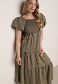 Born2be - Ciemnozielona Wiskozowa Sukienka z Bufiastymi Rękawami i Marszczoną Górą Liones. Okazja: na co dzień. Kolor: zielony. Materiał: wiskoza. Długość rękawa: krótki rękaw. Sezon: lato. Typ sukienki: proste. Styl: wakacyjny, casual #7
