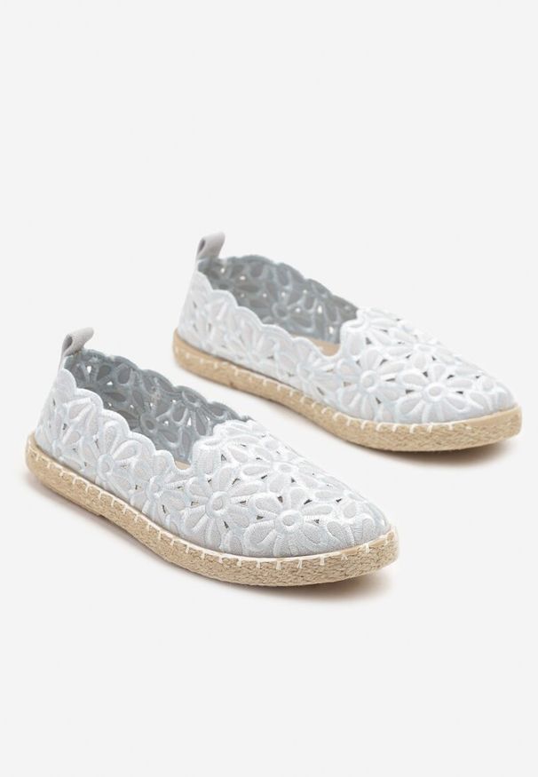 Renee - Jasnoniebieskie Plecione Espadryle Vices z Kwiatowym Motywem z Ażurowymi Wycięciami Honavia. Okazja: na co dzień, na spacer. Kolor: niebieski. Materiał: jeans. Wzór: kwiaty, ażurowy. Styl: casual