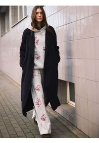 Reserved - Spodnie z ozdobnym haftem - jasnoszary. Kolor: szary. Materiał: bawełna, dzianina. Wzór: haft #1