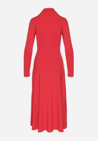 Born2be - Czerwona Sukienka z Półgolfem Taliowana z Rozcięciem na Boku Sailea. Okazja: na co dzień. Kolor: czerwony. Długość rękawa: długi rękaw. Styl: klasyczny, casual, elegancki #4