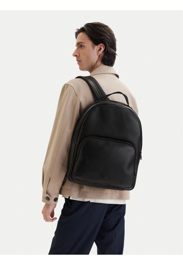 Calvin Klein Plecak Webbing Strap Round Backpack LV04D3282G Czarny. Kolor: czarny. Materiał: skóra