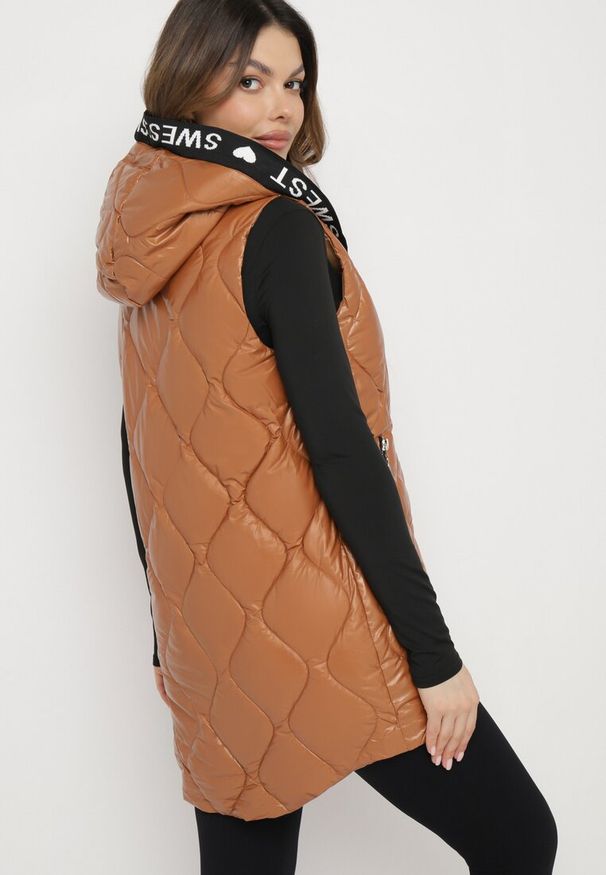 Born2be - Brązowa Pikowana Kamizelka z Kapturem o Dłuższym Fasonie Silvra. Typ kołnierza: kaptur. Kolor: brązowy. Długość: długie