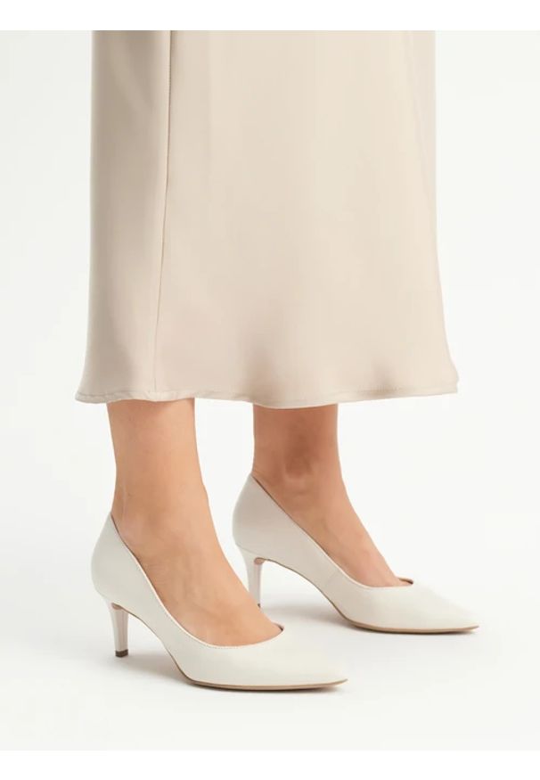Ryłko - Kremowe ślubne czółenka ze skóry licowej. Okazja: na ślub cywilny, na wesele. Kolor: beżowy. Materiał: skóra. Obcas: na obcasie. Styl: street, klasyczny. Wysokość obcasa: średni