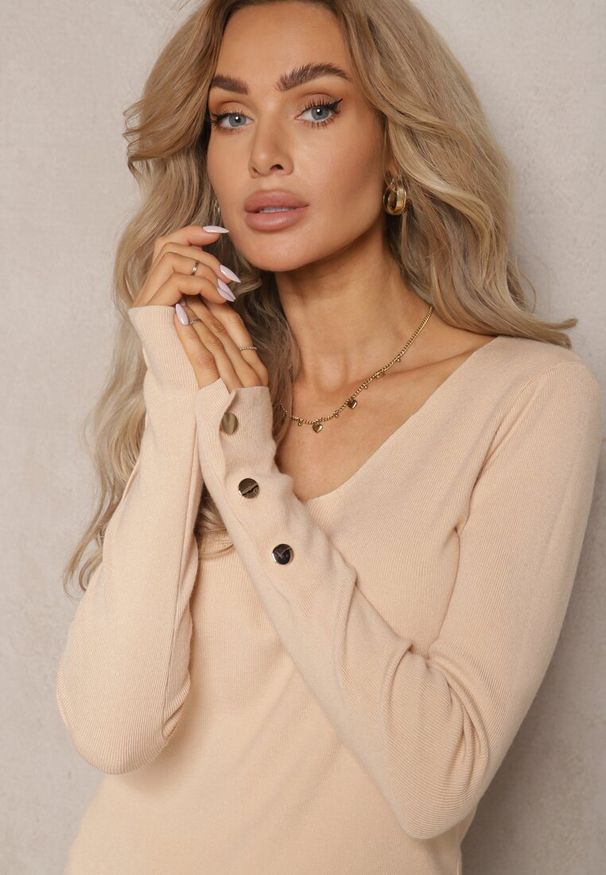 Renee - Jasnobeżowy Sweter z Wiskozą Ozdobiony Guzikami z Trójkątnym Dekoltem Attecca. Okazja: na co dzień. Kolor: beżowy. Materiał: wiskoza. Wzór: aplikacja. Styl: casual