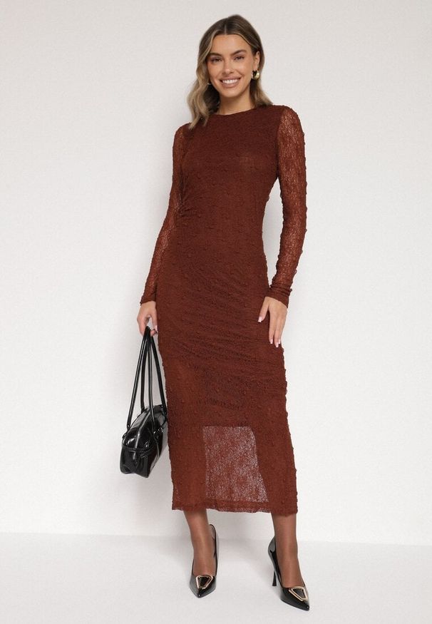 Born2be - Brązowa Dopasowana Sukienka Koronkowa z Długim Rękawem Zenika. Kolor: brązowy. Materiał: koronka. Długość rękawa: długi rękaw. Wzór: koronka. Sezon: zima, jesień, wiosna. Styl: elegancki