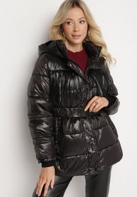 Born2be - Czarna Pikowana Kurtka z Kapturem i Paskiem z Marszczeniem Zdobiona Frędzlami Sanoria. Okazja: na co dzień. Typ kołnierza: kaptur. Kolor: czarny. Materiał: jeans. Wzór: aplikacja. Styl: casual, elegancki #1