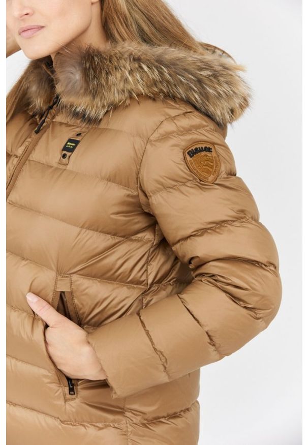 Blauer USA - BLAUER Brązowa kurtka puchowa damska z odpinanym futrem jenota. Kolor: brązowy. Materiał: futro, puch