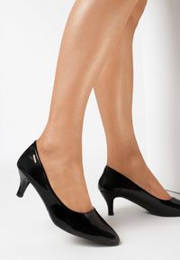 Born2be - Czarne Czółenka Marirena. Okazja: na spotkanie biznesowe. Zapięcie: bez zapięcia. Kolor: czarny. Materiał: lakier. Wzór: jednolity. Styl: wizytowy, biznesowy #6
