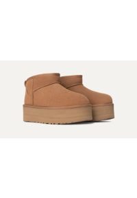 Ugg - Buty zimowe damskie brązowe UGG W CLASSIC ULTRA MINI PLATFORM. Okazja: na co dzień. Kolor: brązowy. Materiał: lyocell, poliester, skóra, materiał, zamsz, wełna. Szerokość cholewki: normalna. Wzór: aplikacja. Sezon: zima. Obcas: na platformie. Styl: klasyczny, casual #3