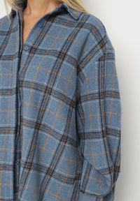 Born2be - Niebieska Koszula Oversize w Kratę z Przedłużonym Tyłem Sulicella. Okazja: na co dzień. Typ kołnierza: kołnierzyk klasyczny. Kolor: niebieski. Materiał: jeans, dzianina. Długość rękawa: długi rękaw. Długość: długie. Styl: klasyczny, casual #3