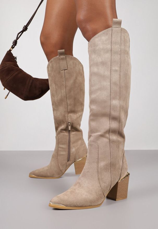 Born2be - Ciemnobeżowe Kozaki Kowbojki na Słupku z Metalicznym Noskiem Freija. Okazja: na spotkanie biznesowe, na co dzień. Kolor: beżowy. Materiał: jeans. Obcas: na słupku. Styl: elegancki, casual, biznesowy