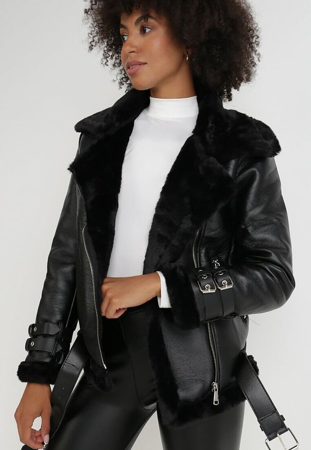 Born2be - Czarna Kurtka Biker Thalica. Okazja: na co dzień. Kolor: czarny. Materiał: futro. Długość rękawa: długi rękaw. Długość: krótkie. Wzór: aplikacja. Sezon: zima, jesień. Styl: casual