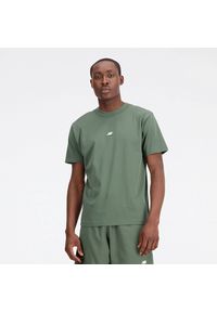 Koszulka męska New Balance MT31504DON – zielona. Kolor: zielony. Materiał: bawełna. Długość rękawa: krótki rękaw. Długość: krótkie. Wzór: napisy