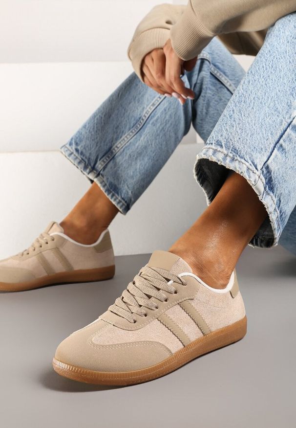 Born2be - Ciemnobeżowe Sneakersy z Imitacji Zamszu na Płaskiej Podeszwie Memeriana. Okazja: na spacer. Nosek buta: okrągły. Kolor: beżowy. Materiał: zamsz. Wzór: motyw zwierzęcy. Sezon: lato, wiosna. Obcas: na płaskiej podeszwie. Sport: turystyka piesza