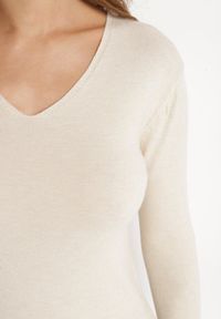 Born2be - Jasnobeżowy Sweter z Bawełną i Dekoltem w Serek Etarevia. Okazja: na co dzień. Typ kołnierza: dekolt w serek. Kolor: beżowy. Materiał: bawełna. Styl: casual #3