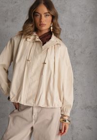 Renee - Beżowa Oversizowa Kurtka Przejściowa o Kroju Bombki z Bawełny i Wiskozy Birana. Okazja: na co dzień. Typ kołnierza: kaptur. Kolor: beżowy. Materiał: wiskoza, bawełna. Styl: casual #5