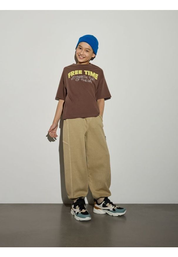 Reserved - Joggery baggy z efektem sprania - oliwkowy. Kolor: oliwkowy. Materiał: dzianina, bawełna