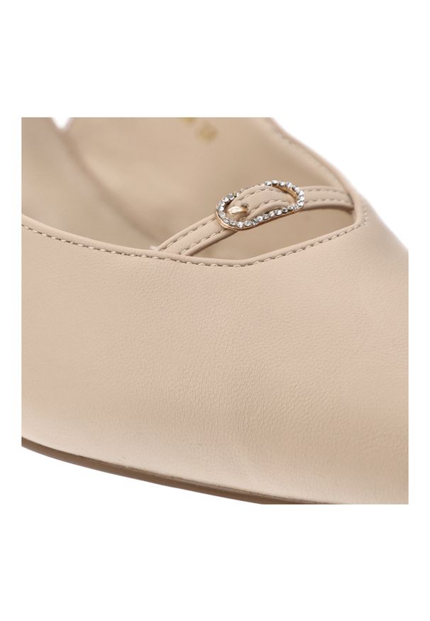 Czółenka damskie S.Barski, cholewka ze skóry naturalnej z odkrytą piętą na smukłym obcasie z regulowanym paskiem i subtelną ozdobą, beżowe, CR61-3098. Okazja: na spotkanie biznesowe. Nosek buta: szpiczasty. Zapięcie: pasek. Kolor: beżowy. Szerokość cholewki: normalna. Wzór: aplikacja. Materiał: skóra. Obcas: na obcasie. Styl: biznesowy, elegancki. Wysokość obcasa: średni