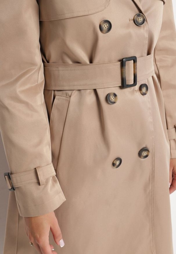 Born2be - Beżowy Płaszcz Trencz Dwurzędowy Ozdobiony Paskiemz Klamrą Tinbella. Okazja: na co dzień. Kolor: beżowy. Materiał: jeans. Wzór: aplikacja. Styl: elegancki, casual, klasyczny