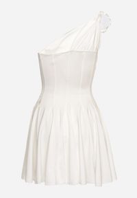 Born2be - Biała Satynowa Asymetryczna Sukienka Ozdobiona Kwiatem 3D Izaiva. Okazja: na imprezę. Kolor: biały. Materiał: satyna. Wzór: aplikacja, kwiaty. Sezon: lato. Typ sukienki: asymetryczne. Styl: elegancki, klasyczny #4