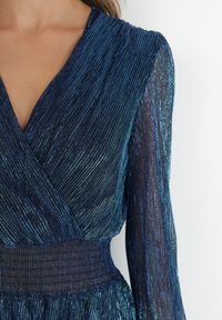 Born2be - Granatowa Sukienka Błyszcząca z Falbanami i Gumką w Pasie Limite. Okazja: na spacer, na spotkanie biznesowe, na co dzień. Typ kołnierza: dekolt w kształcie V, dekolt kopertowy. Kolor: niebieski. Wzór: aplikacja. Typ sukienki: kopertowe. Styl: casual, biznesowy #6