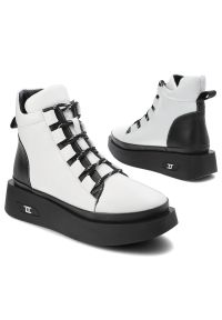 Białe Botki Artiker Modne Obuwie Damskie. Okazja: na co dzień. Kolor: biały. Materiał: materiał. Obcas: na obcasie. Styl: klasyczny, casual, elegancki. Wysokość obcasa: średni #6