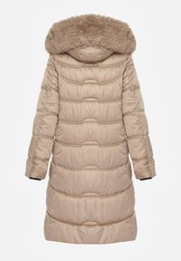 Born2be - Beżowa Pikowana Kurtka Płaszcz za Kolano z Kapturem i Futerkiem Naelora. Okazja: na spacer, na co dzień. Typ kołnierza: kaptur. Kolor: beżowy. Materiał: futro. Styl: casual, klasyczny #6