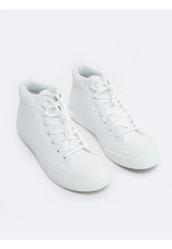 Big-Star - Trampki męskie wysokie ze skóry ekologicznej białe OO174608 101. Okazja: na co dzień. Nosek buta: okrągły. Kolor: biały. Materiał: skóra ekologiczna. Styl: casual, elegancki, klasyczny