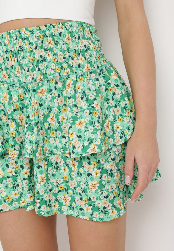 Born2be - Zielona Rozkloszowana Spódnica Mini w Kwiaty z Falbankami Arial. Okazja: na spacer. Kolor: zielony. Wzór: kwiaty