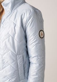 Born2be - Jasnoniebieska Dwustronna Kurtka Pikowana Ozdobiona Naszywką i Panterką Nemopis. Okazja: na co dzień. Kolor: niebieski. Materiał: jeans. Wzór: motyw zwierzęcy, aplikacja. Styl: casual #8