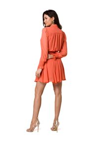Makover - Szyfonowa sukienka koktajlowa z bufiastymi rękawami koralowa. Okazja: na imprezę, na wesele, na ślub cywilny. Kolor: pomarańczowy. Materiał: szyfon. Sezon: lato. Styl: wizytowy #2