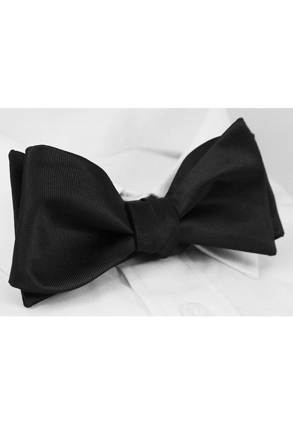 Czarna Wiązana Mucha -EM Men's Accessories- Męska, Elegancka, w Drobny Prążek. Kolor: czarny. Wzór: prążki. Styl: elegancki