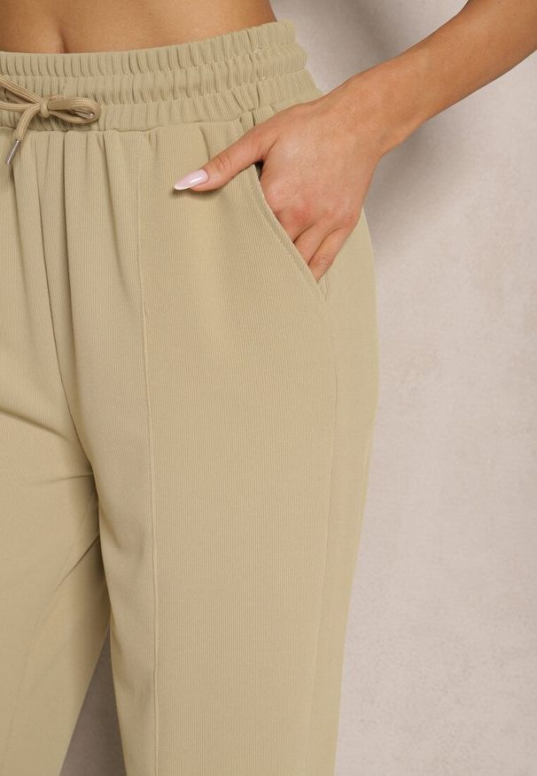 Renee - Jasnozielone Spodnie o Szerokim Kroju High Waist Ozdobione Sznurkiem Deyrisse. Okazja: na spotkanie biznesowe, do pracy. Stan: podwyższony. Kolor: zielony. Materiał: guma. Wzór: aplikacja. Styl: biznesowy, elegancki