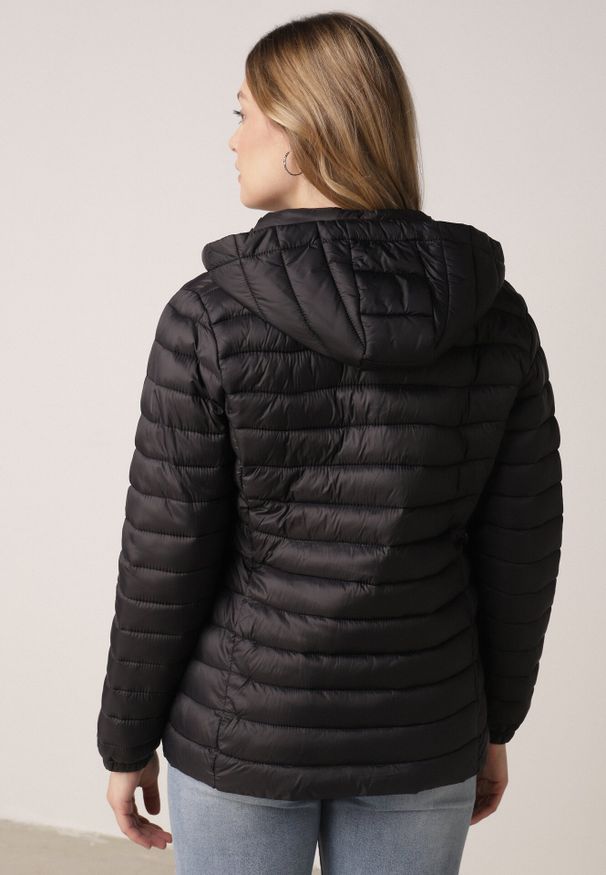 Born2be - Czarna Klasyczna Kurtka Przejściowa z Pikowaniem i Odpinanym Kapturem Fezizola. Okazja: na co dzień. Kolor: czarny. Materiał: jeans. Sezon: wiosna, jesień. Styl: klasyczny