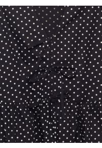 Big-Star - Bluzka damska z baskinką w kropki czarna Sori 906. Typ kołnierza: dekolt w kształcie V. Kolor: czarny. Materiał: bawełna. Wzór: kropki. Styl: klasyczny, elegancki #2