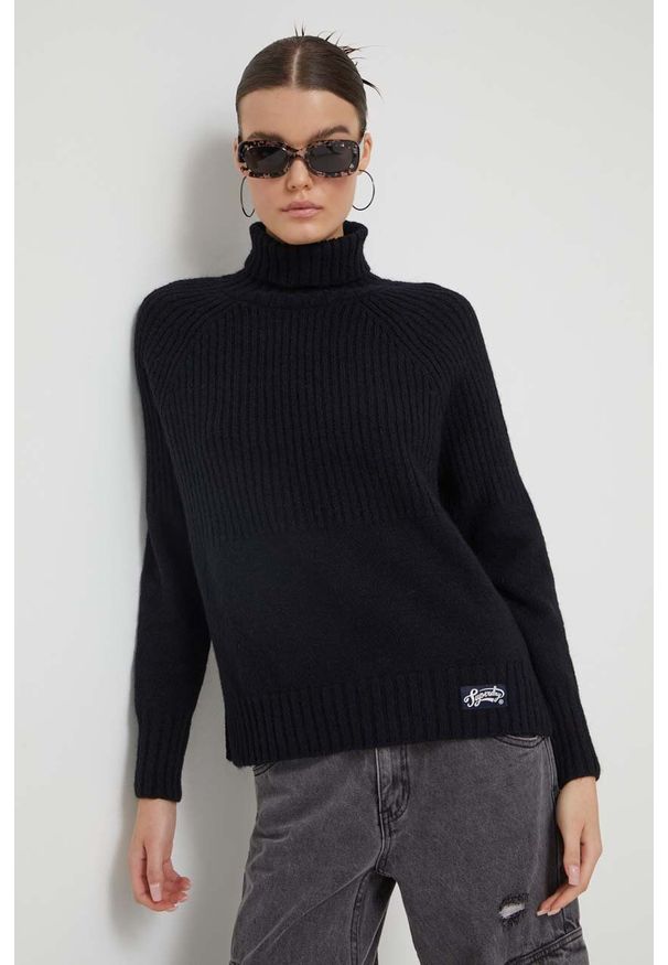 Superdry sweter z domieszką wełny damski kolor granatowy z golfem. Typ kołnierza: golf. Kolor: niebieski. Materiał: wełna. Długość rękawa: raglanowy rękaw