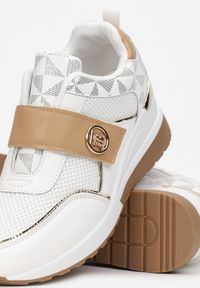 Renee - Biało-Beżowe Sneakersy na Koturnie Zapinane na Rzep Theffese. Nosek buta: okrągły. Zapięcie: rzepy. Kolor: biały. Szerokość cholewki: normalna. Wzór: aplikacja. Obcas: na koturnie #5