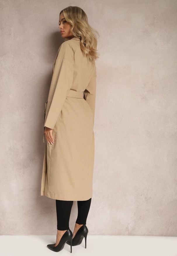 Renee - Beżowy Płaszcz z Wiązanym Paskiem Oversize Terethia. Kolor: beżowy. Materiał: materiał. Wzór: aplikacja